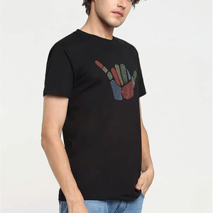 เสื้อยืดคอกลมแขนสั้นผ้าฝ้ายเจอร์ซีย์สีดำสำหรับผู้ชาย พร้อมลายมือลายทางหลากสี ทรงลำลองพอดีตัว - Product Image 5
