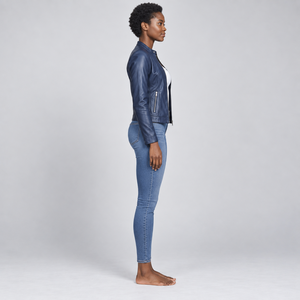 Chaqueta de cuero premium para mujer que combina moda moderna, calidad duradera, forro suave y diseño versátil para el día a día. - Product Image 4