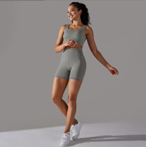 Conjunto Deportivo de Tres Piezas para Mujer, Color Gris, Top Corto Elástico, Top de Manga Larga y Pantalones Cortos, Ropa Deportiva Informal, Corte Ajustado - Product Image 6