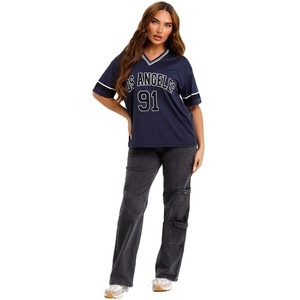 Vente en gros Vêtements de ville pour femmes de Los Angeles Haut de sport en jersey Chemise surdimensionnée à col en V Tenue décontractée pour le jour du match Hauts pour femmes - Product Image 3