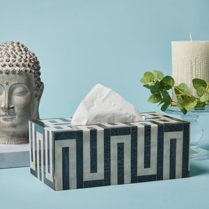 Caja de pañuelos de resina con incrustaciones de hueso de color neutro, diseñada para complementar diversas paletas de colores de interiores. - Product Image 6