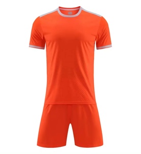 Ensemble maillot et short de football 100% polyester à séchage rapide pour hommes, design et logo personnalisés, qualité professionnelle - Product Image 4