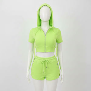 ชุดเซ็ตเสื้อฮู้ดครอปซิปผ้าเทอร์รี่คอตตอน 100% สำหรับผู้หญิง และกางเกงขาสั้น ชุดออกกำลังกายสองชิ้นสำหรับฤดูร้อน ผู้ผลิต OEM ODM - Product Image 1