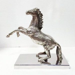 Escultura de caballo de aluminio fundido hecha a mano, elegante estatua equina metálica para decoración de interiores de primera calidad. - Product Image 1