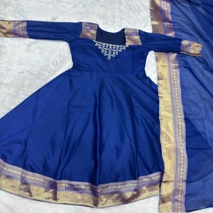 VASTRA COTTAGE Kurti de Seda Jacquard Bordado con Forro Completo y Dupatta, Vestido Étnico con Corte Acampanado - Product Image 2