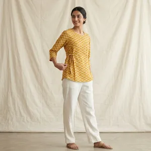 Kurta courte en coton imprimé bleu et jaune pour femme, col rond, manches trois quarts, détail de nouage latéral, coupe ample, décontractée, pour tous les jours - Product Image 1