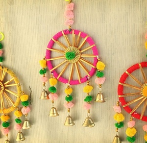 Decoración Tradicional Rajastaní, Hermoso Adorno Colgante para Puerta, Latkan Toran con Campanas para la Puerta Principal de Entrada - Product Image 4