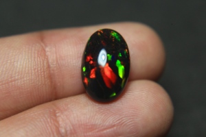 Ópalo negro etíope de 15*10*5.5mm, cabujón natural con múltiples destellos de fuego, ópalo de 3.90 quilates, corte ovalado, piedra preciosa para la fabricación de joyas. - Product Image 3