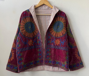 Chaqueta Bomber de Terciopelo Bordada con Diseño Suzani Verde Vintage, Estilo Boho Unisex, Prenda Exterior Acolchada Étnica Chic Ecológica para Invierno - Product Image 1