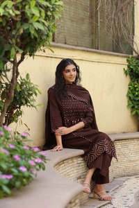 Ensemble Kurti droit en pur coton de qualité supérieure pour femme, avec pantalon et dupatta, orné de motifs imprimés et de broderies miroir - Product Image 2
