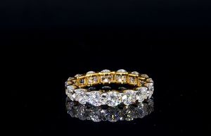 Bague éternelle classique en diamants ronds à éclat continu pour anniversaire de mariage, empilable et bijoux fins de luxe - Product Image 1
