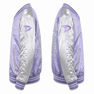 Chaqueta Sukajan de satén color lavanda helada de marca privada, bordada con libélulas e iris, estilo bomber, recuerdo japonés - Product Image 4