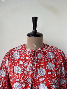 Vestido midi bohemio rojo con estampado floral a mano, cuello con lazo, mangas abullonadas y volantes, vestido casual de verano tejido para mujer. - Product Image 2