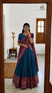 Ensemble Lehenga Choli en soie bleue pour femmes avec bordure violette, tenue traditionnelle indienne, longueur au sol, tenue ethnique pour toutes les saisons - Product Image 2