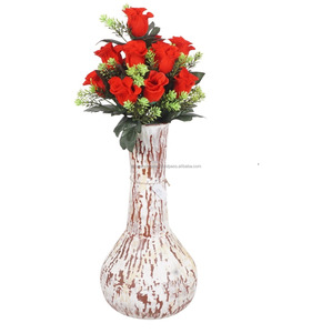 Diseño único de metal hecho a mano flor vas Metal con acabado martillado que contiene un arreglo de rosas rojas artificiales y verdes - Product Image 6