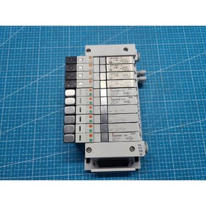 Conjunto de Válvulas Solenoides SMC VQ1200-51 + VQ1100Y-5 Usado Como Está, Piezas de Equipos Legacy Semiconductor - Product Image 5