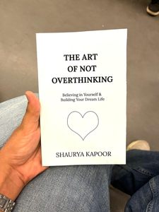 El arte de no sobrecomplicar las cosas, de Shaurya Kapoor, libro en inglés de bolsillo, libro sobre claridad mental y pensamiento positivo - Product Image 1