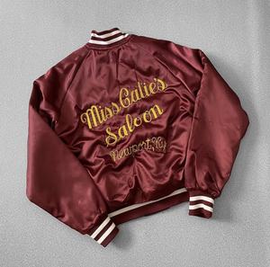 Chaqueta Varsity de Satén con Mangas Largas y Logotipo Bordado Personalizado para Hombre, Chaqueta Bomber de Satén de Poliéster con Cuello Alto para Invierno - Product Image 5