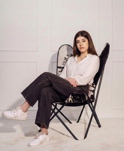 Chaise de salle à manger en cuir véritable artisanale, design moderne, légère, avec structure en métal noir, pour salon, chambre ou bureau - Product Image 6