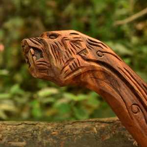 ขวานไวกิ้งเหล็กกล้าคาร์บอนสูง งานแฮนด์เมด ตีขึ้นรูปด้วยมือ ยี่ห้อ THEWIZ CRAFTS พร้อมด้ามไม้สลักลาย สำหรับกิจกรรมกลางแจ้งและตั้งแคมป์ - Product Image 2