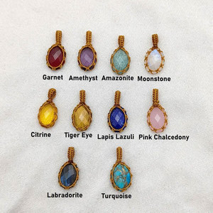 Pendentifs en macramé avec pierres précieuses naturelles mélangées, cabochons ovales, enveloppés d'or, bijoux bohèmes de guérison, lot en gros - Product Image 4