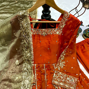 Elegante Vestido de Fiesta de Seda con Falda de 3 Metros y Dupatta de Diseñador - Product Image 1