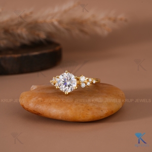 Anillos de compromiso con racimo de diamantes redondos E VVS2 cultivados en laboratorio, en oro macizo, joyería nupcial fina personalizada para uso diario. - Product Image 2