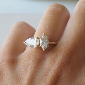 Anillo de compromiso de oro amarillo de 10K con dos moissanitas blancas de corte marquesa y pera, engastadas con puntas, anillo Toi et Moi, anillo de regalo - Product Image 2