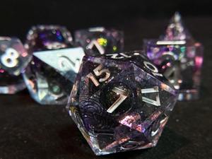 Jeu de dés en résine prêts à l'emploi, échantillon personnalisé de dés polyédriques en résine pour nouveaux jeux de société, fabricant d'accessoires de jeu en gros - Product Image 6