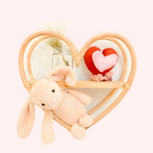 Encantador estante colgante de almacenamiento de libros naturales en forma de corazón para niños, venta al por mayor, estantería de ratán para niños - Product Image 1
