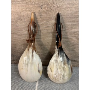 Juego de servidores de ensalada de cuerno artesanales con patrón marmoleado natural y correa de cuero para una vajilla elegante - Product Image 1