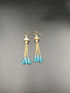Boucles d'oreilles créoles minimalistes plaquées or Amaira Jewels, forme goutte d'eau, perle bleue fantaisie taille brillant, cadeau de fête pour femme - Product Image 2