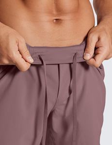 กางเกงขาสั้นสำหรับเล่นยิมเหงื่อแบบ2-in-1ของผู้ชายผ้าฝ้ายระบายอากาศได้ดีมีลวดลายตกแต่งทำจากปากีสถานสำหรับวิ่งออกกำลังกาย - Product Image 2