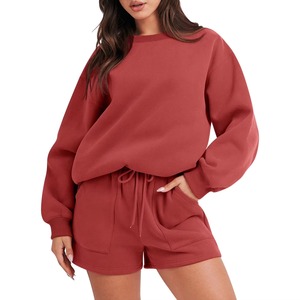 Conjunto de sudadera y pantalones cortos de 2 piezas para mujer, cuello redondo, forro polar, color liso, informal, holgado, rojo, largo por encima de la rodilla - Product Image 1