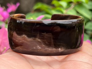 กำไลข้อมือผู้หญิงทำมือจากเขาควายขัดเงาลายเส้นสลักลาย  รักษ์โลก สีสันปรับแต่งได้ - Product Image 2