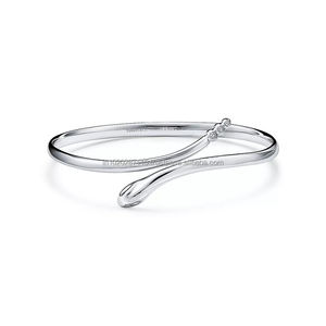 Elegante servilletero de metal en forma de corazón para cenas románticas o eventos de aniversario del Día de San Valentín - Product Image 2