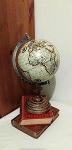 Globo terráqueo de metal de primera calidad con mapas de aluminio anodizado y un elegante acabado plateado metálico para exhibiciones educativas - Product Image 2