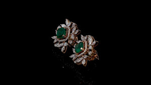 ต่างหูเจ้าสาวทรงมรกตสีเขียวมรกตพร้อมเพชรทรงมาร์คีส์ประดับรอบ |   เครื่องประดับงานแต่งงานสุดหรู - Product Image 3