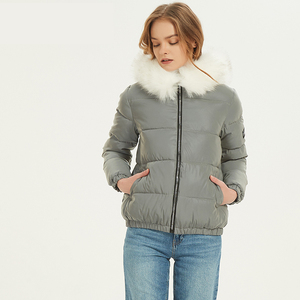 Veste matelassée grise à capuche pour femme avec bordure en fausse fourrure, coupe-vent, manteau d'hiver décontracté, fermeture éclair courte sur le devant, rembourrage épais en polyester - Product Image 1
