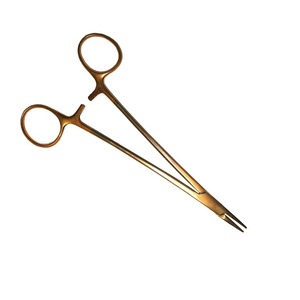 Pinces porte-aiguilles avec mâchoires texturées améliorant la tenue de l'aiguille lors des procédés de suture en médecine et en dentisterie - Product Image 2