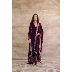 Vestido de terciopelo de diseñador con bordado y falda estilo vino con dupatta - Product Image 1