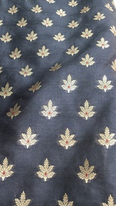 Tissu en Chiffon-Soie Banarasi Floral Zari Opulent pour Robes Traditionnelles Indiennes et Matériaux de Haute Couture - Product Image 4
