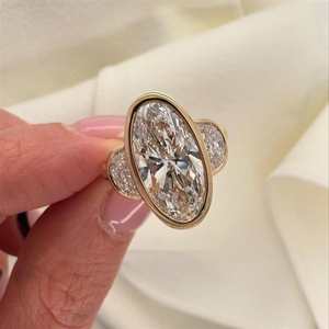 Anillo de tres piedras con diamante ovalado de 3.01 quilates cultivado en laboratorio para unisex, con oro sólido de 14 quilates, regalo de joyería de aniversario o promesa para pareja. - Product Image 3