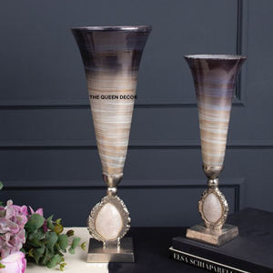 Vase à fleurs en verre transparent texturé martelé de qualité supérieure, forme antique, avec base en métal plaqué or, design unique. - Product Image 5