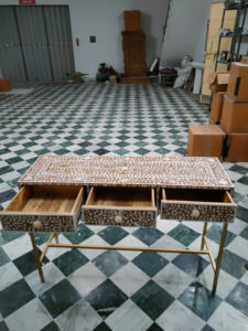 Table console exquise en incrustation de nacre avec cadre en métal doré Meubles artisanaux authentiques - Product Image 3