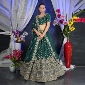 Ensemble Lehenga Choli de créateur avec finition effet mousse, ornements Zari anciens et bordure richement travaillée, et dupatta, pour femme, idéal pour les occasions festives - Product Image 6
