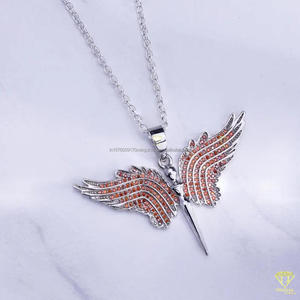 Exclusivo Colgante de Ala Estilo Hip Hop con Incrustaciones Completas de Diamantes Cultivados en Laboratorio y Piedras de Acento Rojas - Product Image 3