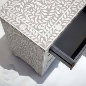 Mesa de Cajones con Incrustaciones de Hueso de ILAHI, Diseño Moderno con Detalles de Ágata, Almacenamiento de Tres Niveles, Mueble Portátil para el Hogar - Product Image 1