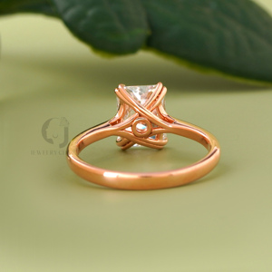 Anillo de Diamante de Laboratorio de Corte Radiante de Lujo de 2.00 Quilates, Claridad VVS VS, Oro Rosa, Solitario con Halo Oculto y Banda Cruzada Tipo Catedral - Product Image 3