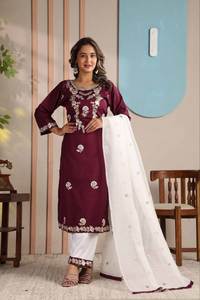 ชุดคุर्ติปักลายสีขาวสุดฮิต พร้อมกางเกงสีแดงเลือดหมูและผ้าคลุมไหล่ - Product Image 2